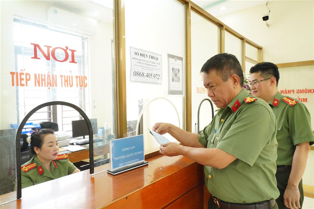 Đại tá Nguyễn Đức Thuận - Giám đốc Công an tỉnh kiểm tra công tác tiếp dân tại Phòng Quản lý xuất nhập cảnh