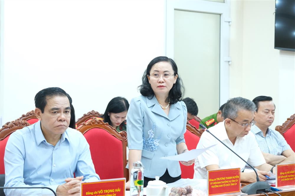 Các đại biểu phát biểu đóng góp ý kiến.
