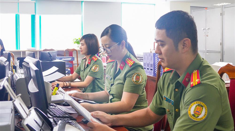 Cán bộ Phòng Quản lý xuất nhập cảnh số hoá dữ liệu đưa vào phần mềm.