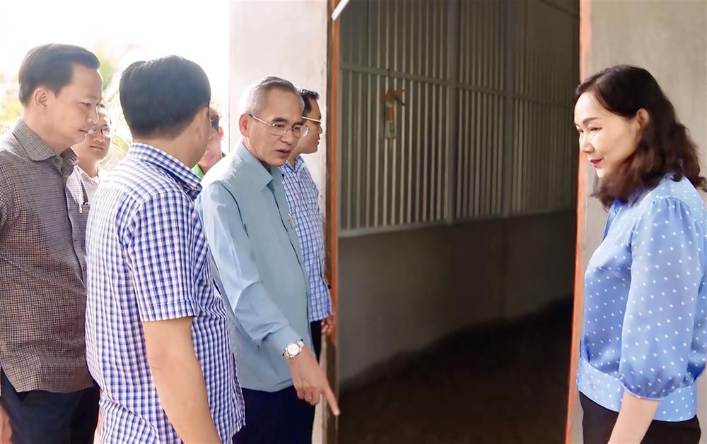 Bí thư Tỉnh ủy Bạc Liêu Lữ Văn Hùng kiểm tra tiến độ thực hiện xây dựng nhà.