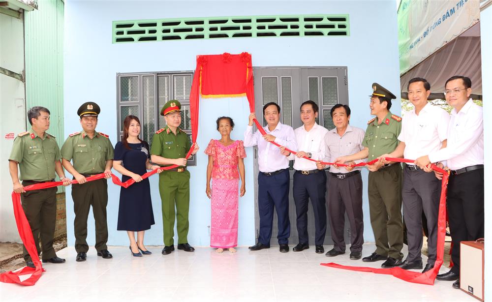 Trung tướng Nguyễn Ngọc Lâm, Thứ trưởng Bộ Công an và lãnh đạo Tỉnh ủy, Ủy ban nhân dân tỉnh Bạc Liêu thực hiện nghi thức bàn giao nhà tặng bà Sơn Sà Qui.