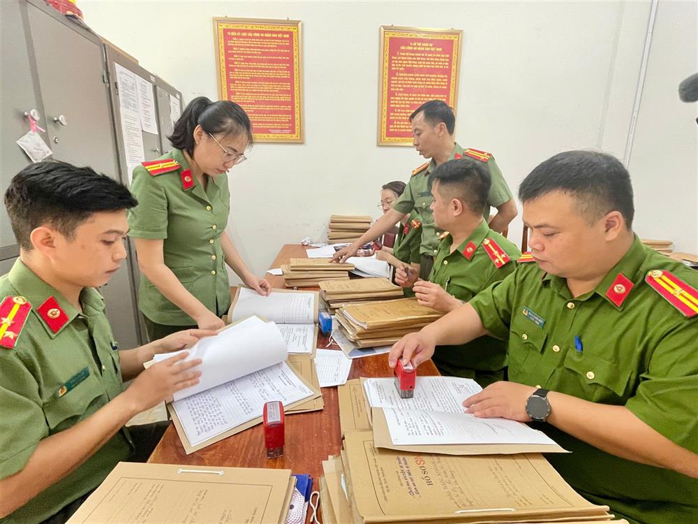 Cán bộ, chiến sĩ Phòng Hồ sơ nghiệp vụ sắp xếp hồ sơ tài liệu.