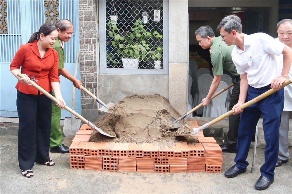 Các đại biểu động thổ khởi công sửa chữa nhà cho hội viên Hội Cựu CAND.
