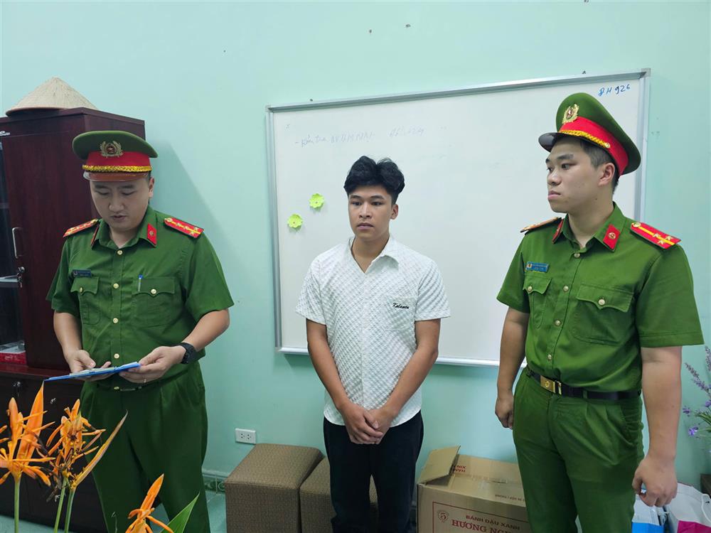 Cơ quan Cảnh sát điều tra Công an tỉnh Tuyên Quang tống đạt quyết định khởi tố vụ án, khởi tố bị can đối với Nguyễn Huy Khánh.
