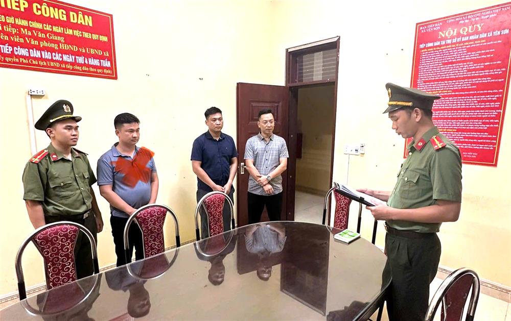 Cơ quan An ninh điều tra Công an tỉnh Tuyên Quang tống đạt quyết định và lệnh đối với Vũ Văn Thìn (dấu X).