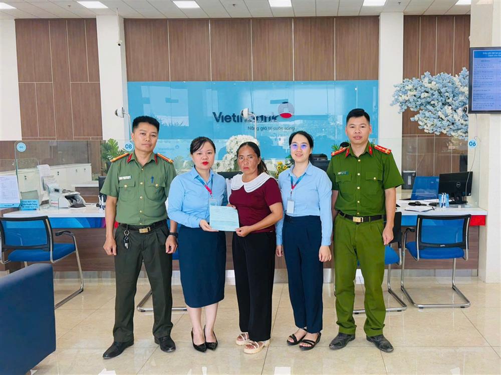 Công an xã Hùng Lợi cùng chị Đào Thị Chợ đến trụ sở Ngân hàng làm thủ tục chuyển lại 500 triệu cho chị Võ Thị Mỹ Xuân.