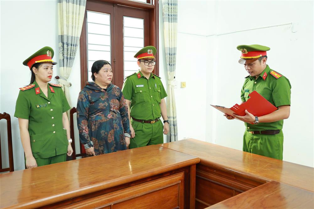 Cơ quan Cảnh sát điều tra Công an tỉnh Quảng Trị tống đạt quyết định và lệnh đối với Nguyễn Thị Linh.