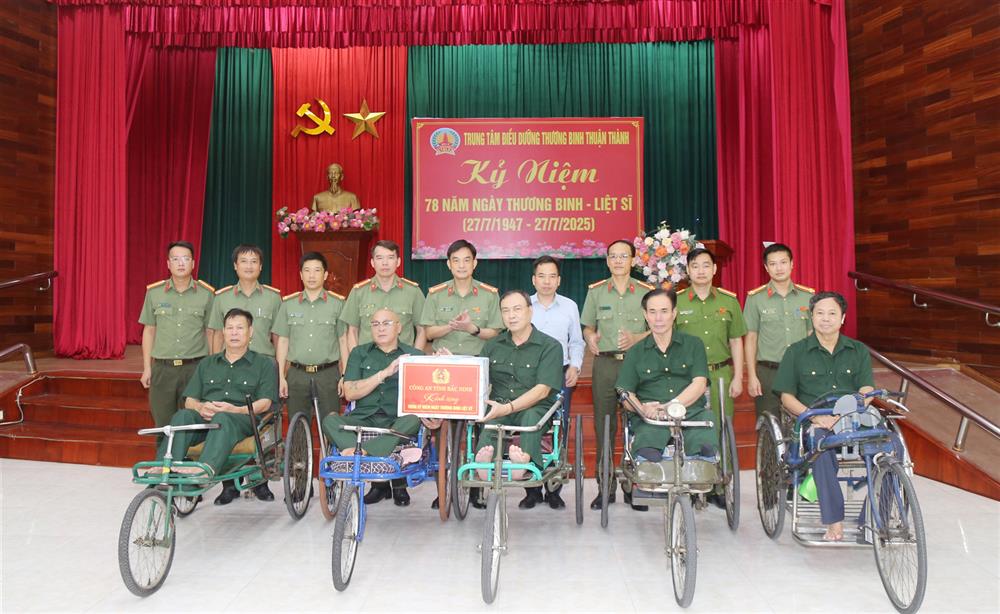 Công an tỉnh Bắc Ninh tặng quà thương, bệnh binh tại Trung tâm điều dưỡng thương binh Thuận Thành.