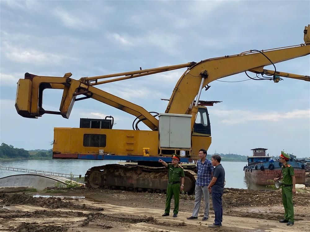 Các tổ công tác tuyên truyền, yêu cầu các chủ bến bãi, phương tiện thủy nội địa tạm dừng hoạt động, di chuyển đến vị trí an toàn.