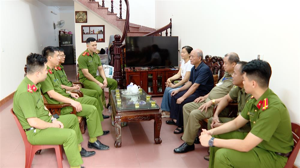 Tổ công tác Công an phường cùng lực lượng tham gia bảo vệ ANTT ở cơ sở xuống địa bàn nắm tình hình, tuyên truyền nâng cao nhận thức của người dân trên địa bàn.