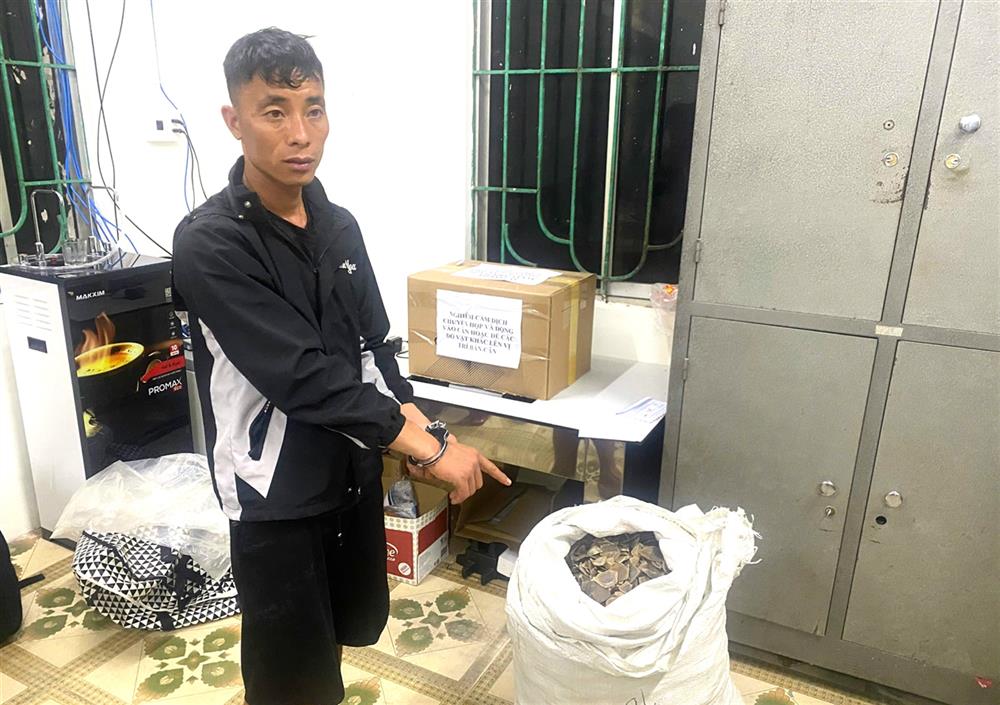 Đối tượng Nông Văn Anh cùng tang vật.