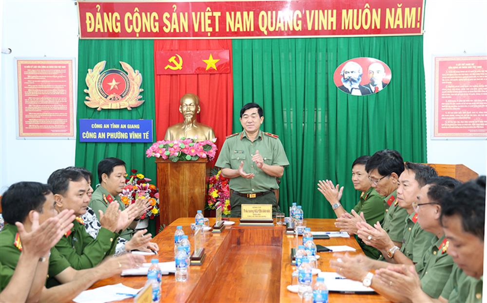 Thiếu tướng Nguyễn Văn Hận, Giám đốc Công an tỉnh phát biểu tại buổi làm việc với Công an phường Vĩnh Tế.