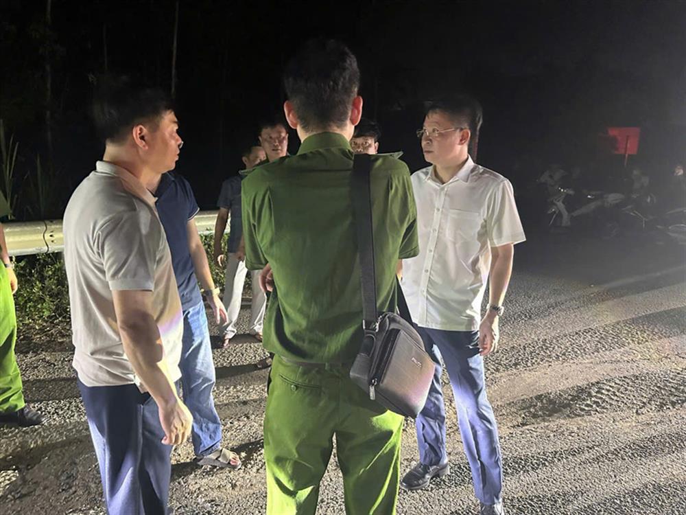 Thiếu tướng Nguyễn Minh Tuấn, Giám đốc Công an tỉnh trực tiếp có mặt tại hiện trường chỉ đạo công tác bắt giữ đối tượng, đảm bảo an toàn tính mạng cho nạn nhân và người dân xung quanh.
