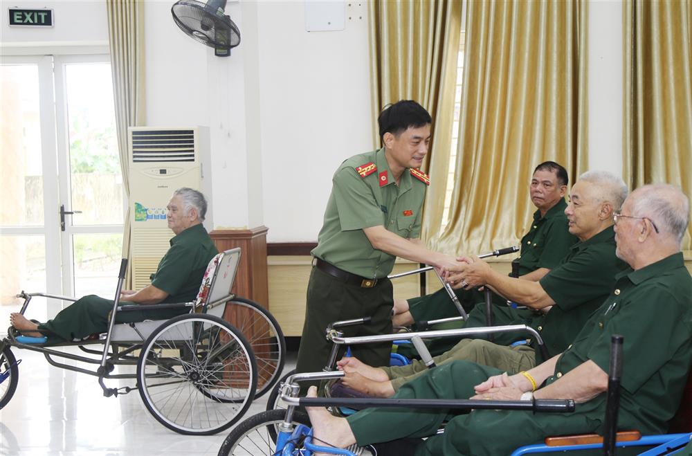Đại tá Đỗ Đức Trịnh, Phó Giám đốc Công an tỉnh thăm hỏi các thương, bệnh binh đang điều trị tại Trung tâm.