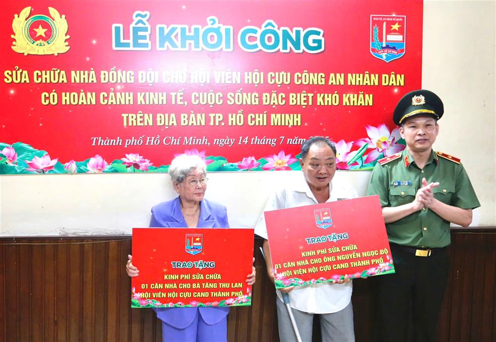 Thiếu tướng Tạ Văn Đẹp, Phó Giám đốc CATP trao kinh phí hỗ trợ sửa chữa nhà tặng cô Tăng Thu Lan và chú Nguyễn Ngọc Độ.