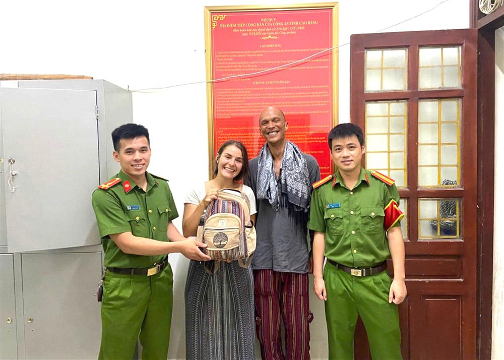 Công an xã Hà Quảng trả lại tài sản cho du khách nước ngoài bị đánh rơi. 