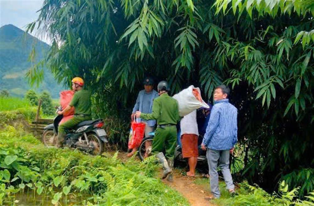 Công an xã Pờ Ly Ngài di dời tài sản giúp người dân.