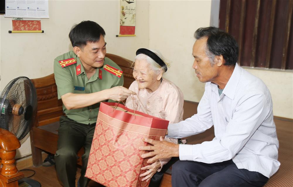 Công an tỉnh Bắc Ninh thăm hỏi, tặng quà Mẹ Việt Nam Anh hùng Nguyễn Thị Cược.