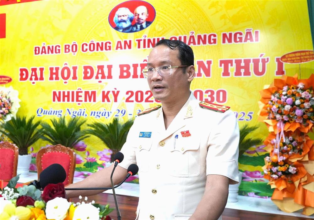 Đại tá Hồ Song Ân, Giám đốc Công an tỉnh phát biểu khai mạc tại Đại hội.