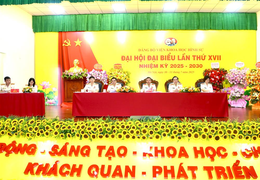 Đoàn Chủ tịch Đại hội.