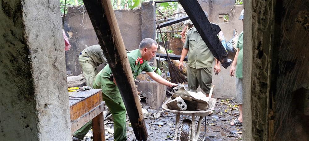 Công an xã hỗ trợ Nhân dân khắc phục hậu quả hoàn lưu bão Wipha.