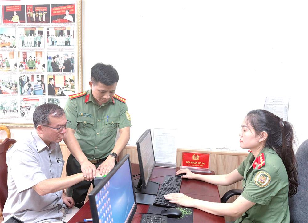 Người nước ngoài đầu tiên được cấp tài khoản định danh điện tử mức độ 2