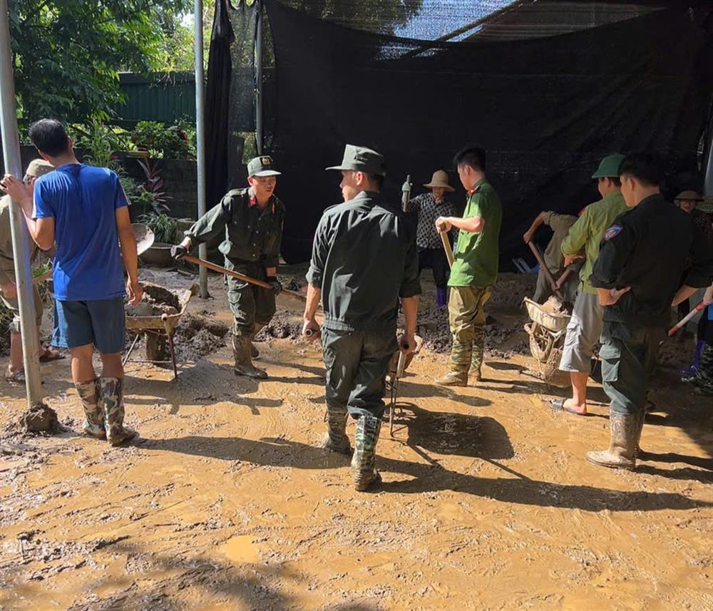 Lực lượng Cảnh sát cơ động, Cảnh sát phòng cháy, chữa cháy và cứu nạn, cứu hộ kịp thời hỗ trợ các hộ dân khắc phục hậu quả.