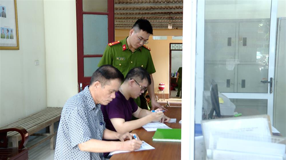 Công an xã Đồng Đăng hướng dẫn người dân đến trụ sở khai báo lưu trú.