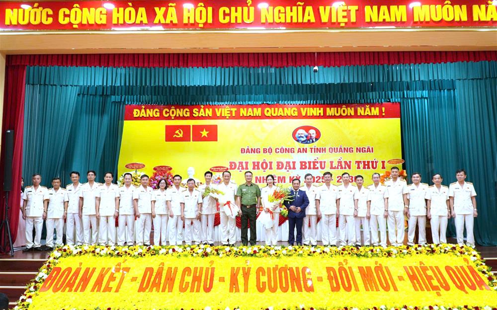 Thứ trưởng Phạm Thế Tùng tặng hoa chúc mừng Ban Chấp hành Đảng bộ Công an tỉnh Quảng Ngãi nhiệm kỳ 2025 – 2030.