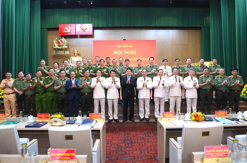 Chủ tịch nước Lương Cường cùng các đại biểu dự Hội nghị.