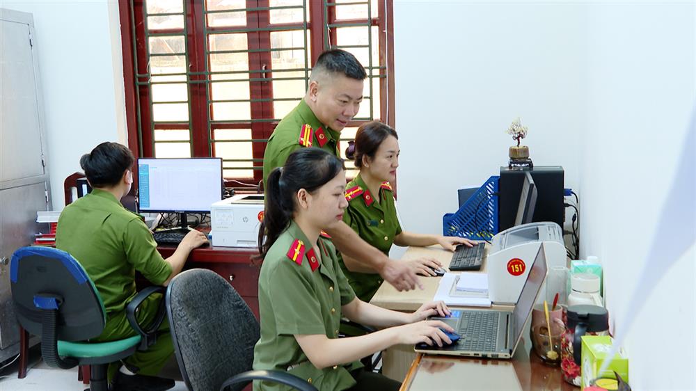 Chỉ huy Công an phường Lương Văn Tri đôn đốc cán bộ, chiến sĩ tổ chức triển khai các công việc, không để giãn đoạn các mặt công tác công an.