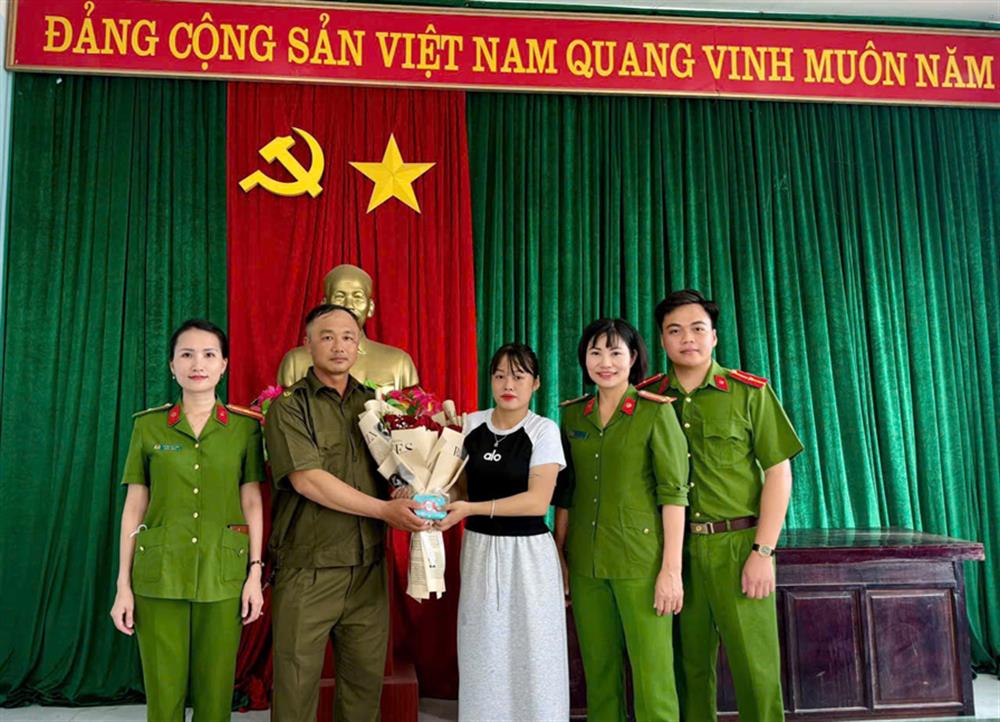 Chị hiền đến Công an xã Tề Lỗ nhận lại tài sản và gửi lời cảm ơn sâu sắc đến tập thể Công an xã Tề Lỗ.