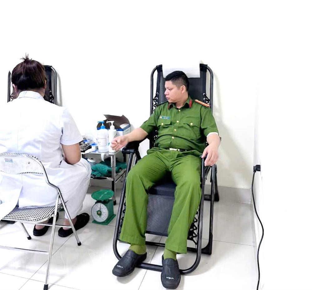 Cán bộ, chiến sĩ Cơ sở cai nghiện ma túy tỉnh Sơn La hiến máu cứu sản phụ qua cơn nguy kịch.