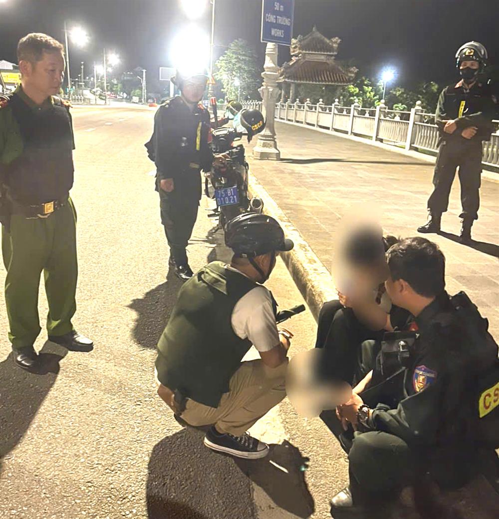 Lực lượng Cảnh sát cơ động Công an thành phố Huế kịp thời hỗ trợ một phụ nữ có ý định nhảy cầu.
