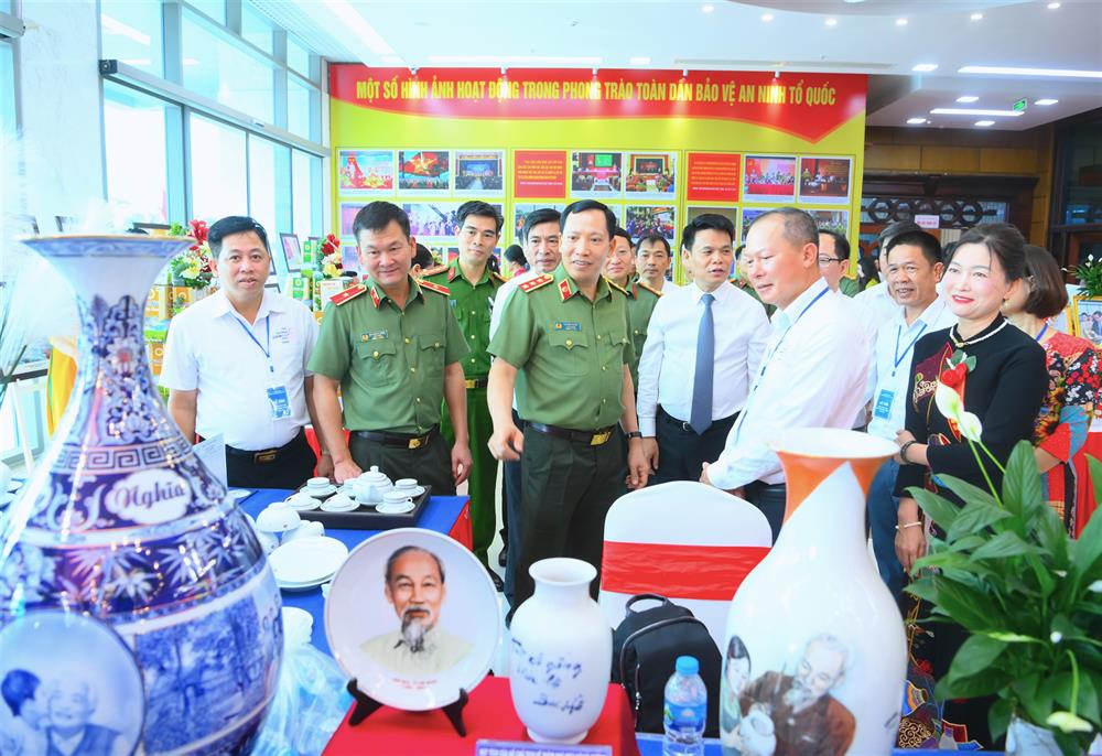 Trước khi tham dự Ngày hội, Thứ trưởng Lê Văn Tuyến và các đại biểu đã đến thăm gian trưng bày mộc bản Thanh Liễu và các gian hàng sản phẩm.
