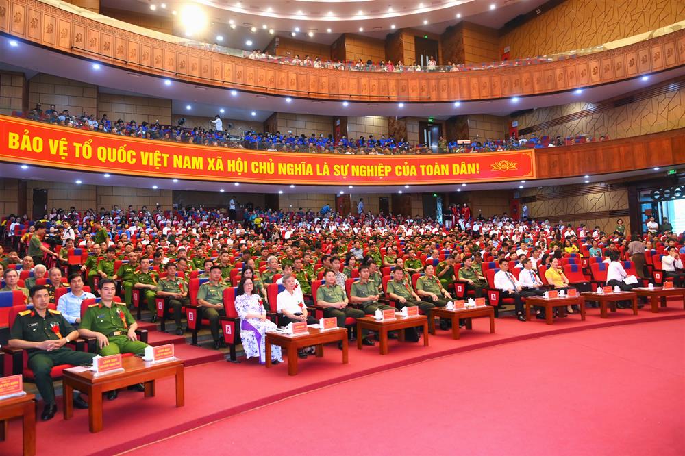 Các đại biểu và nhân dân dự Ngày hội.