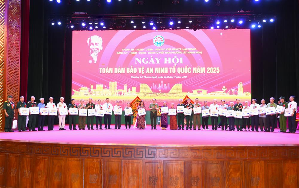 Thứ trưởng Lê Văn Tuyến trao quà tặng cấp ủy, chính quyền phường Lê Thanh Nghị; trao quà tặng các gia đình chính sách.