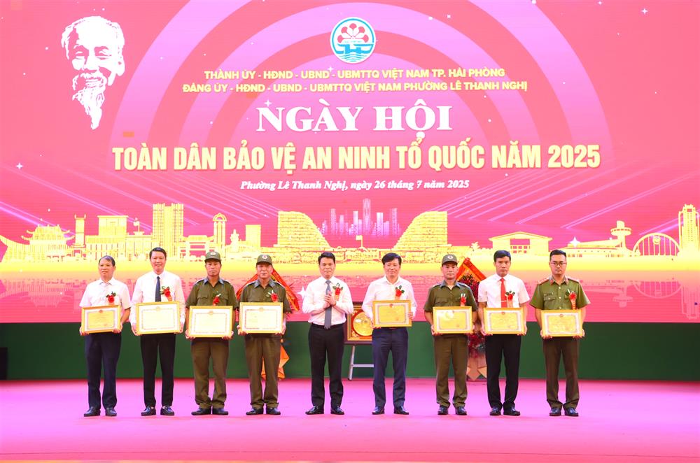 Đồng chí Lê Ngọc Châu, Chủ tịch Ủy ban nhân dân thành phố Hải Phòng trao Bằng khen của Ủy ban nhân dân thành phố tặng các tập thể, cá nhân có thành tích trong tổ chức, triển khai thực hiện Ngày hội trên địa bàn tỉnh.