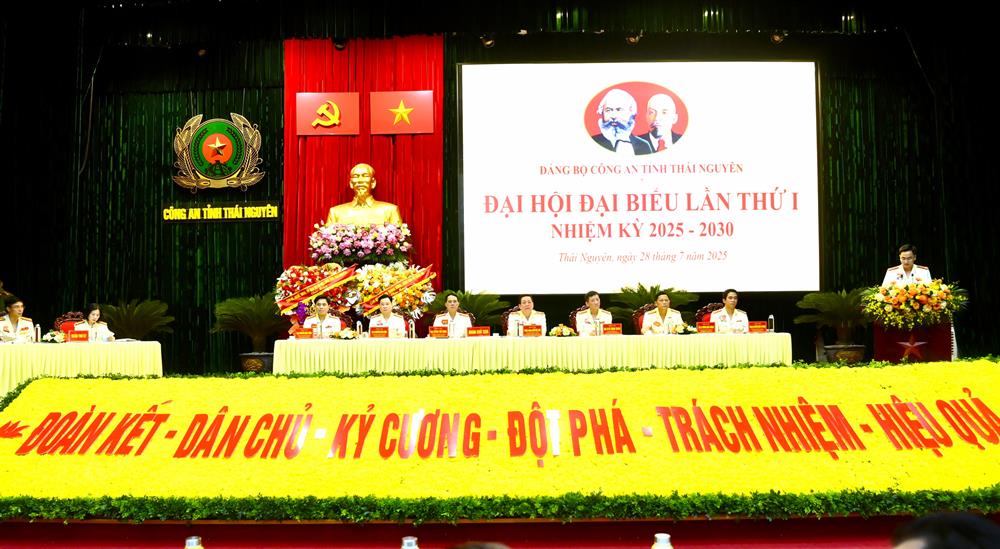 Đoàn Chủ tịch Đại hội.
