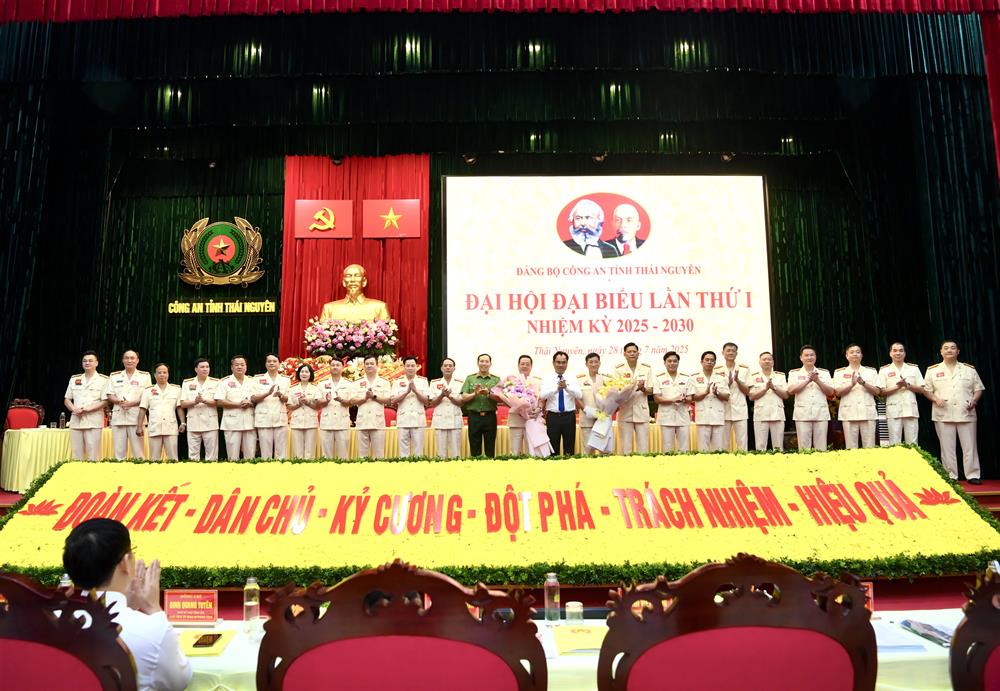 Ban Chấp hành Đảng bộ Công an tỉnh Thái Nguyên nhiệm kỳ 2025 – 2030 ra mắt Đại hội.