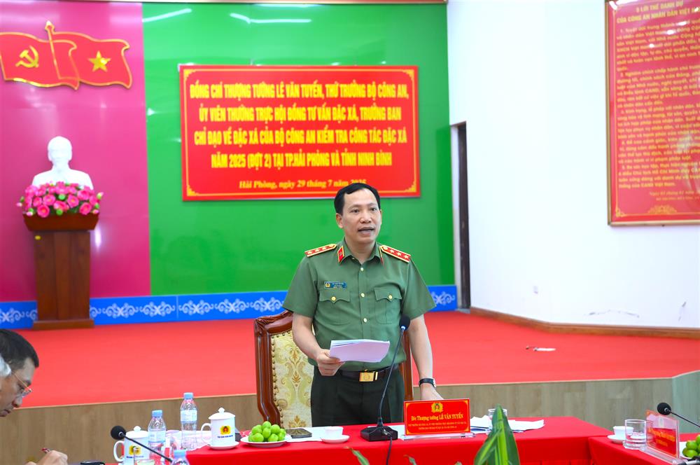 Thứ trưởng Lê Văn Tuyến phát biểu tại buổi làm việc.