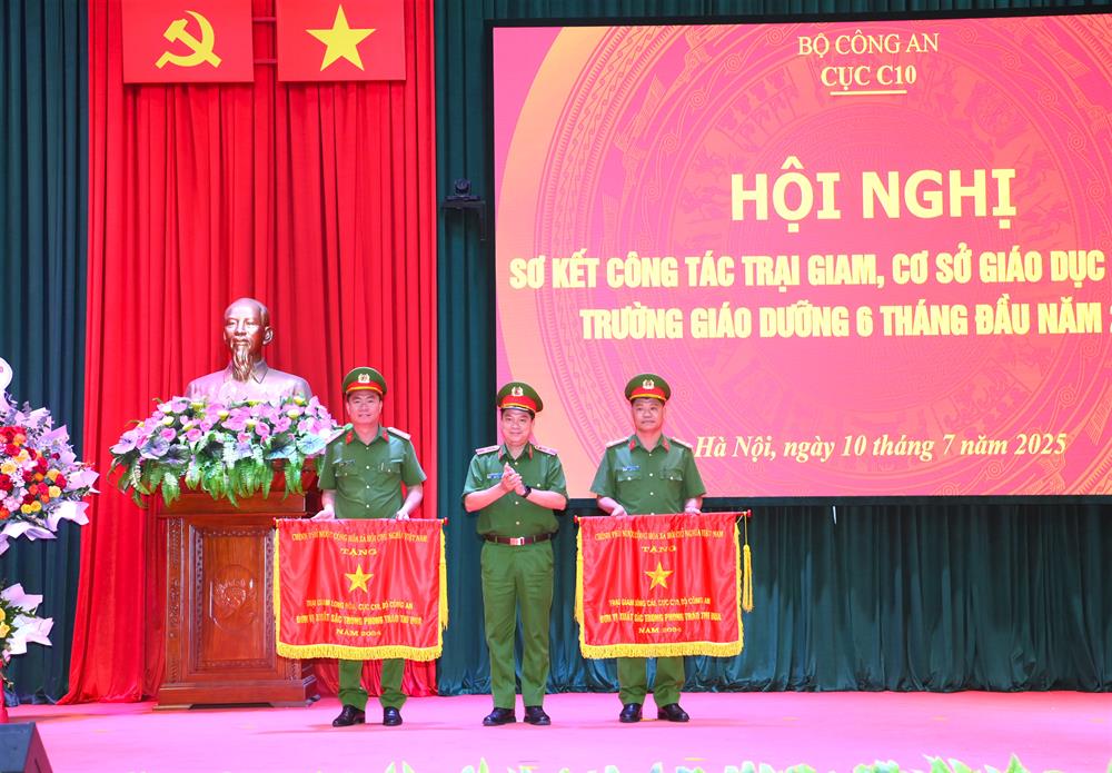 Thừa ủy quyền, Thiếu tướng Nguyễn Thanh Trường trao Cờ thi đua của Chính phủ tặng Trại giam Sông Cái và Trại giam Long Hòa vì có thành tích xuất sắc trong phong trào thi đua Vì an ninh Tổ quốc năm 2024.
