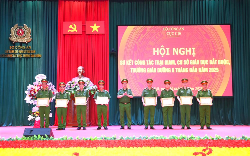 Thừa ủy quyền, Thiếu tướng Phạm Văn Thân, Phó Cục trưởng trao Bằng khen của Bộ Công an tặng các tập thể có thành tích xuất sắc trong công tác đặc xá năm 2024.