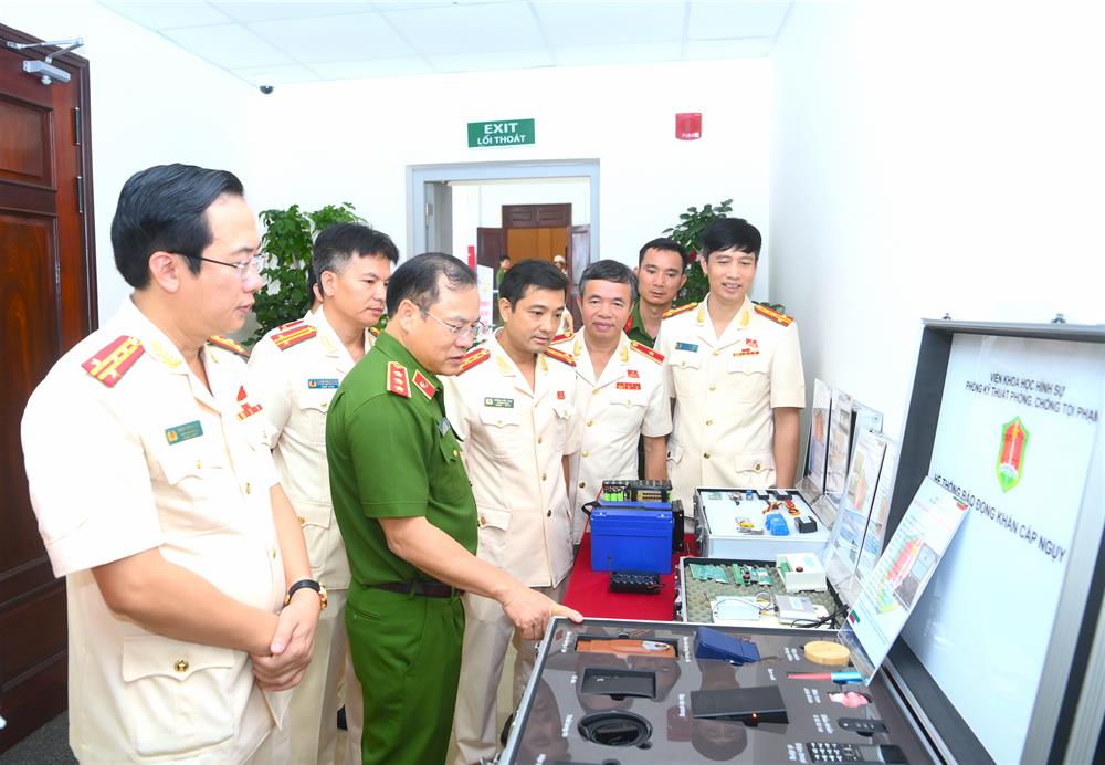 Trước khi diễn ra Đại hội, Thứ trưởng Nguyễn Văn Long cùng các đại biểu thăm quan các sản phẩm khoa học công nghệ do Viện KHHS nghiên cứu, chế tạo, phối hợp nghiên cứu và chuyển giao công nghệ.