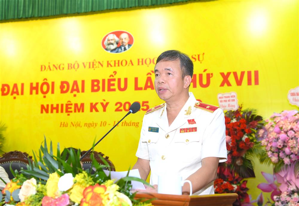 Thiếu tướng Nguyễn Tiến Nam, Bí thư Đảng ủy, Viện trưởng Viện KHHS phát biểu khai mạc Đại hội.