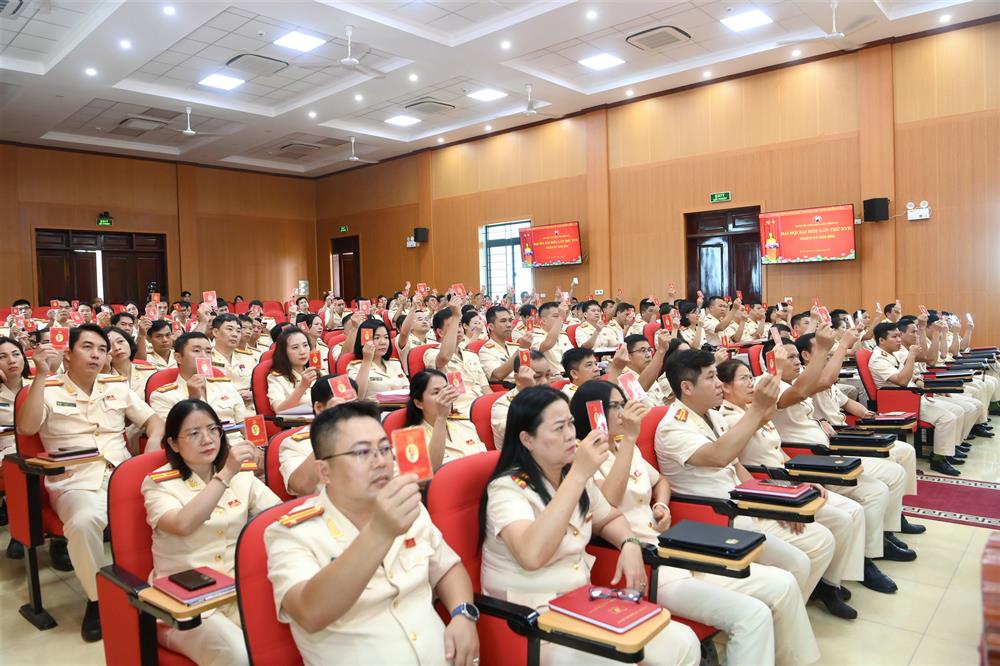 Các đảng viên biểu quyết tại Đại hội.