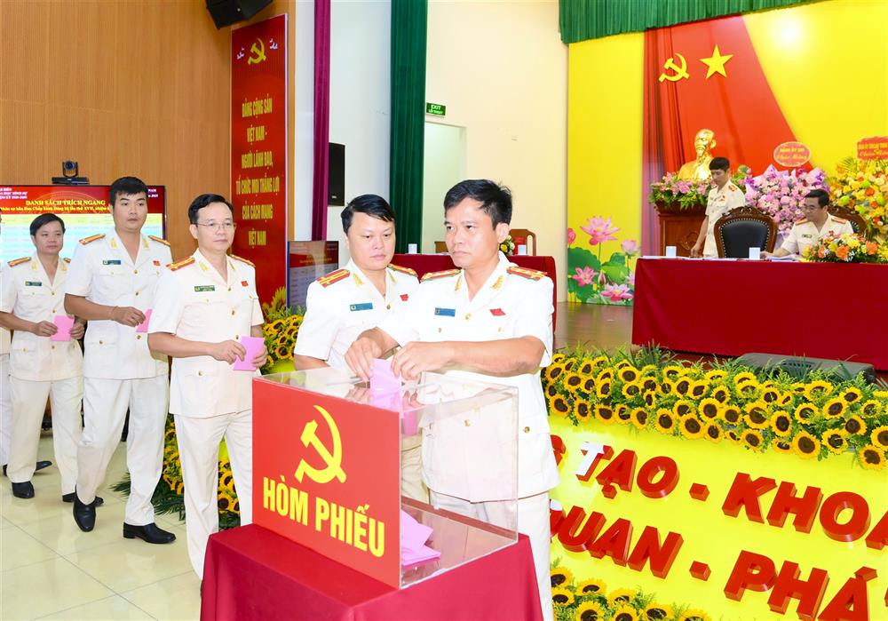 Các đảng viên bầu Ban Chấp hành Đảng bộ Viện KHHS lần thứ XVII, nhiệm kỳ 2025 - 2030.