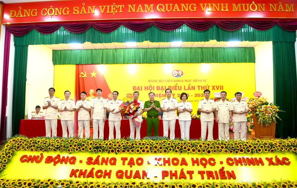 Thứ trưởng Nguyễn Văn Long tặng hoa chúc mừng Ban Chấp hành Đảng bộ Viện KHHS lần thứ XVII, nhiệm kỳ 2025 - 2030.