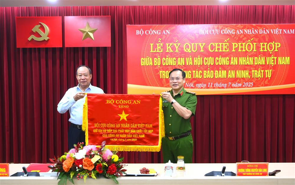 Thứ trưởng Nguyễn Văn Long trao quà lưu niệm tặng Hội Cựu CAND Việt Nam.