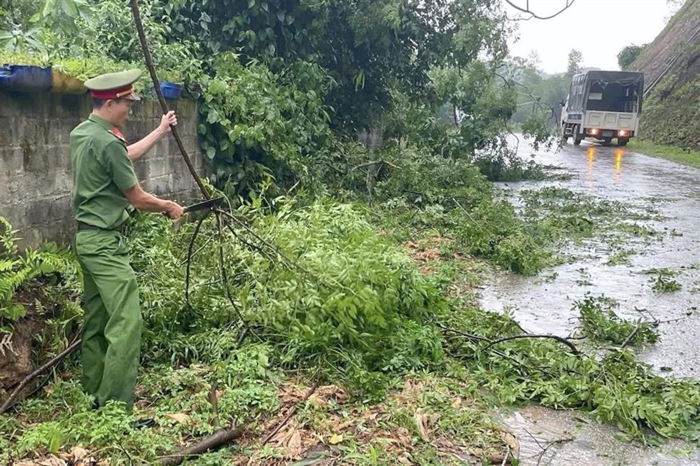 Lực lượng Công an xã hỗ trợ người dân khắc phục hậu quả do thiên tai gây ra